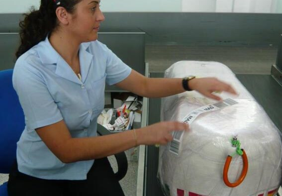 Remorque emballée au comptoir d’enregistrement à l’aéroport