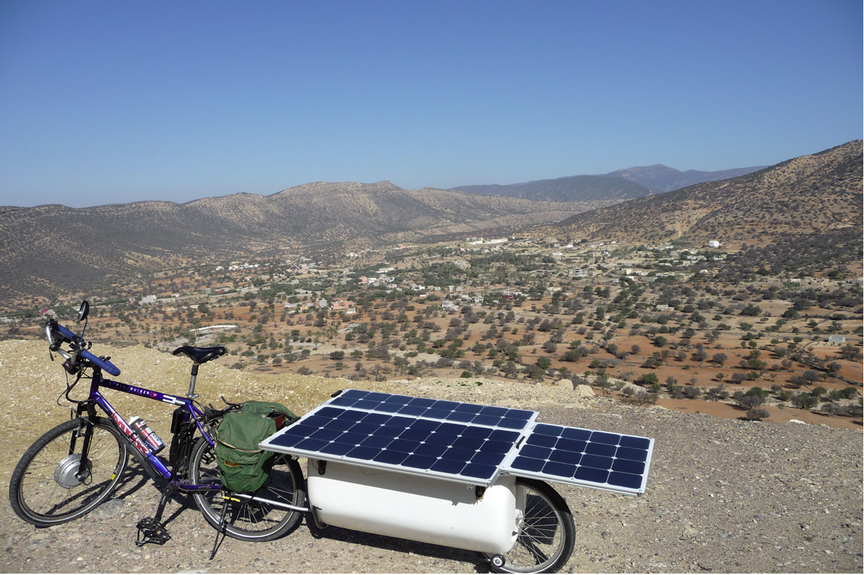 Vélo attelé à une remorque équipée de panneaux solaires