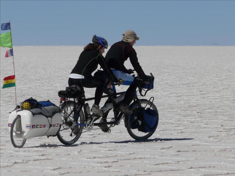 Tandem et remorque sur une étendue blanche